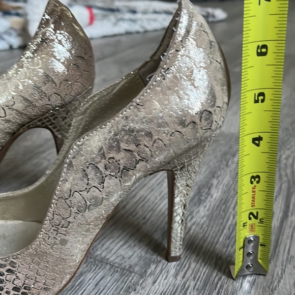 Kelsi Dagger Super fun Gold/Tan Suede Pumps - Picture 8 of 8